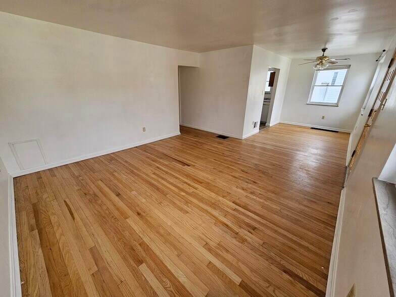 Building Photo - 115 Sanders Dr