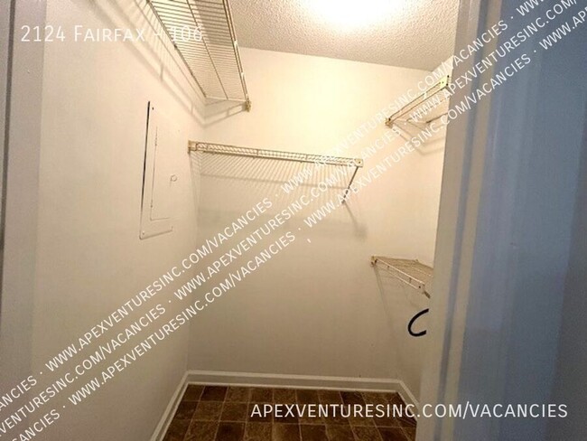 Building Photo - Nice 1 Bedroom, 1 Bath, one-level condo cl...