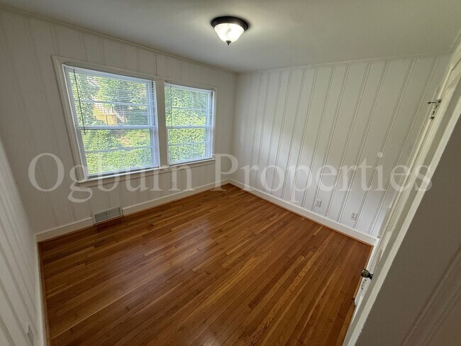 Building Photo - 2403 Lyndhurst Ave