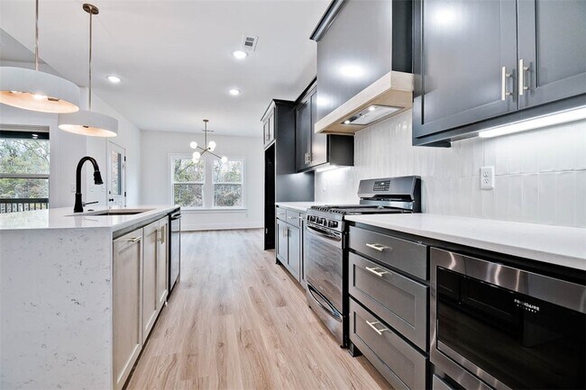 Building Photo - 1 Hemel Ln