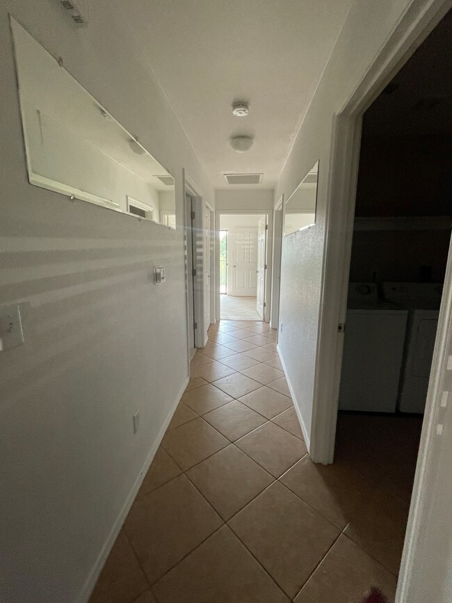 Building Photo - 1001 E Goodwin St