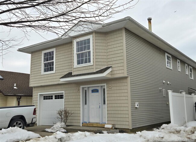 Building Photo - 451 E Pine St