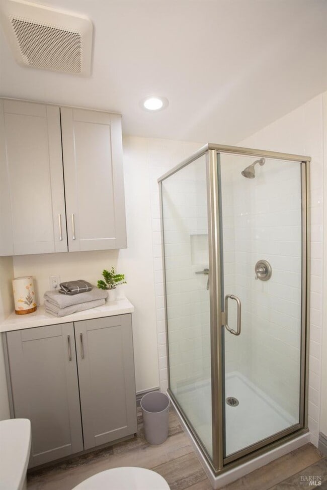 Building Photo - 654 Square Foot remodeled 2 bedroom, 1 bat...