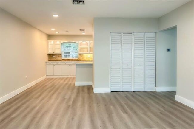 Building Photo - 1641 NE 5th Ct