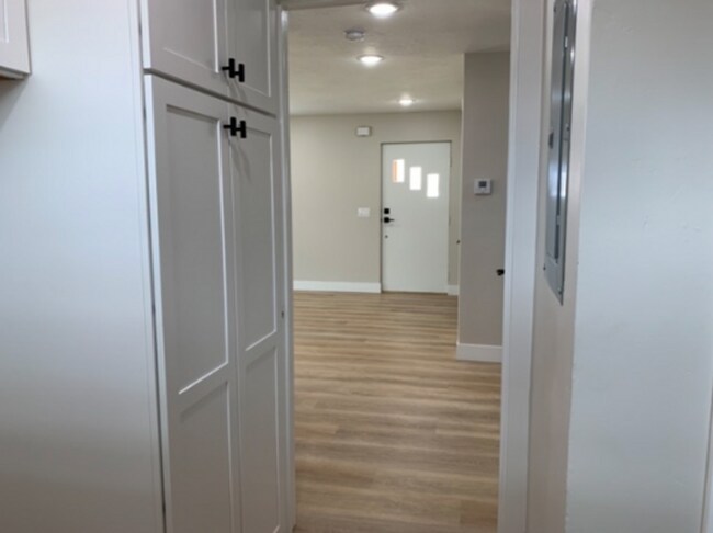 Building Photo - Beautifully Remodeled Cottonwood Heights Home!