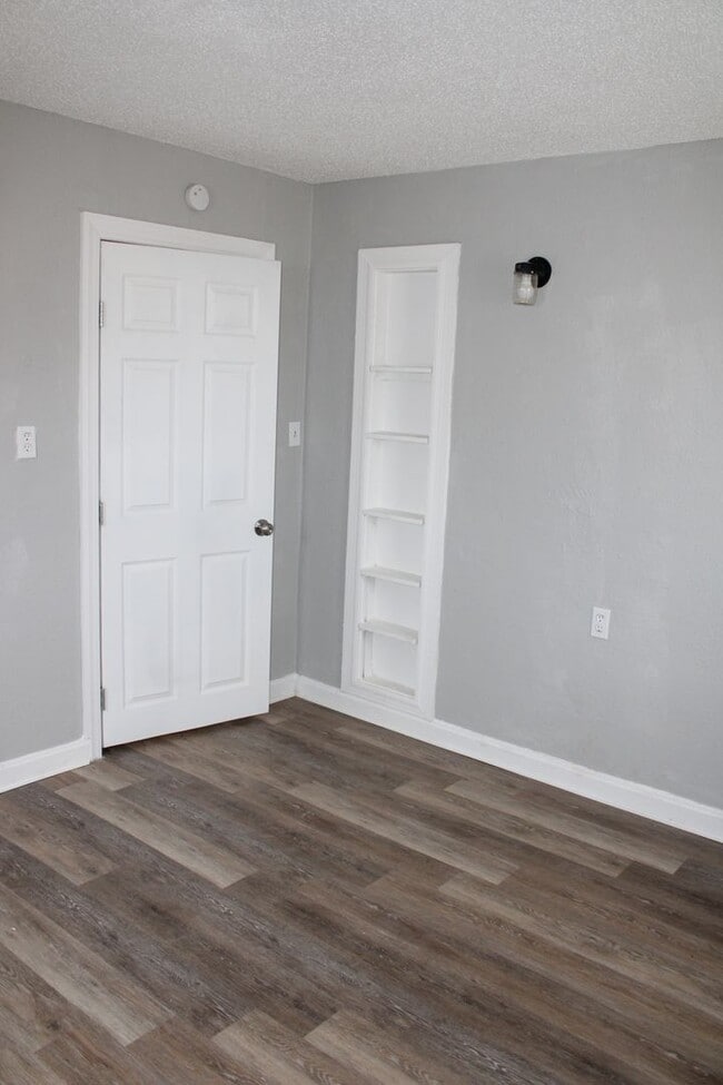 Building Photo - Updated cute and cozy 2bedroom 1 bathroom ...