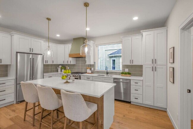Building Photo - Stunning New Construction in the Heart of Uptown