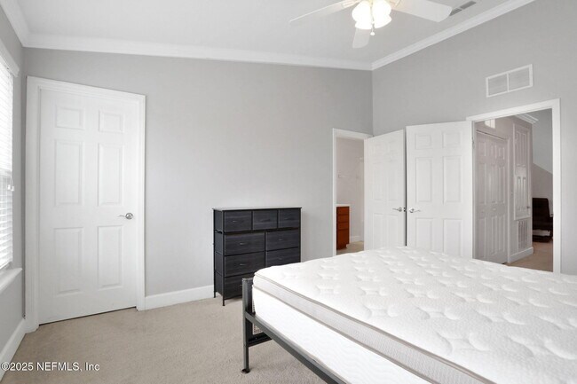 Building Photo - 6846 Roundleaf Dr