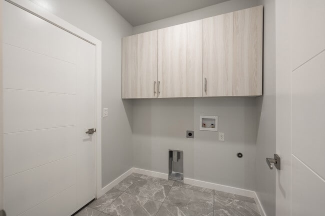 Landry Room - 4358 Capistrano Ave