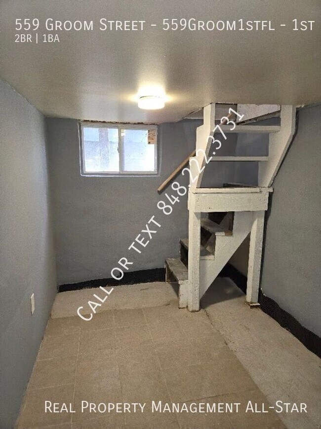 Building Photo - 559 Groom St