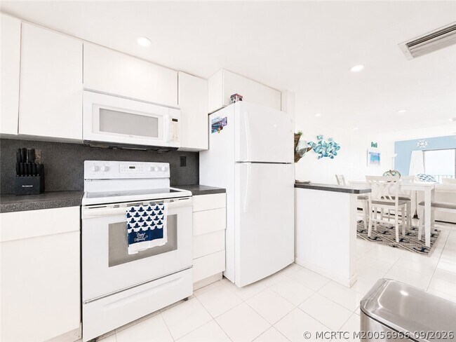Building Photo - 11000 S Ocean Dr