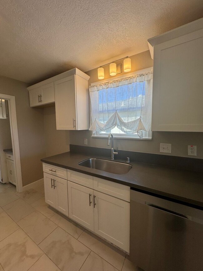 Building Photo - Large 4 bedroom 2 Bathroom for rent