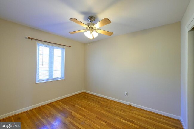 Building Photo - 9848 Hollow Glen Pl