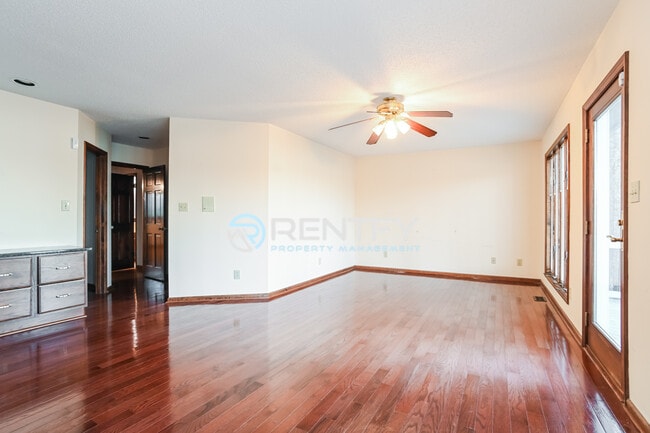 Building Photo - 123 Tiger Ln