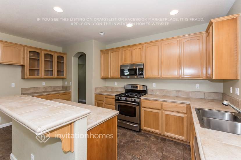 Building Photo - 2041 Waterville Dr
