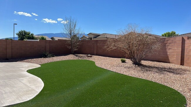 Building Photo - **Beautiful 4 Bedroom Home**Located in Lom...