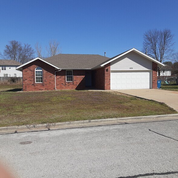 Building Photo - 236 N Foster Ave