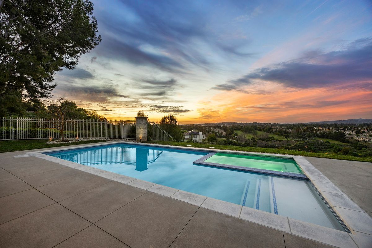 Building Photo - 2309 Skyline