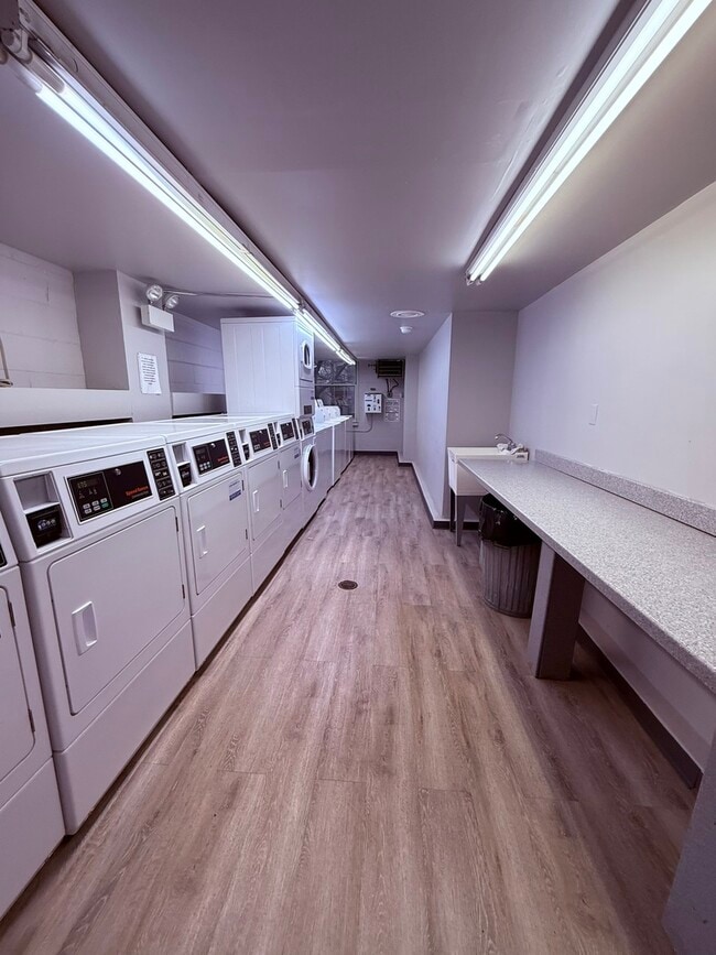 Building Photo - 3033 N Sheridan Rd