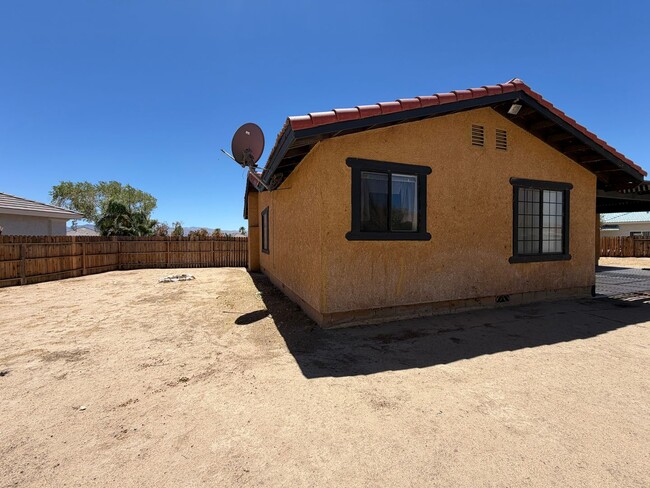 Building Photo - Beautiful 3 Bedroom House Located on Calico Lake