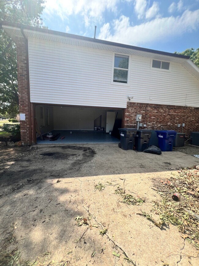 Building Photo - 2213 Ridgewood Dr