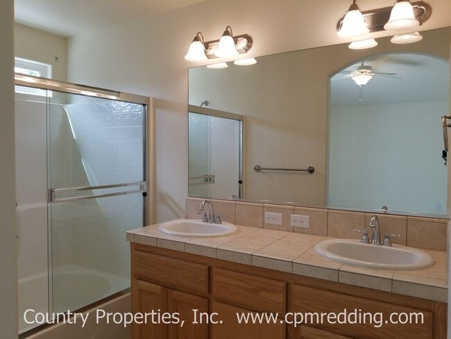 Building Photo - Spacious 3-Bedroom Plus Office Home in Riv...