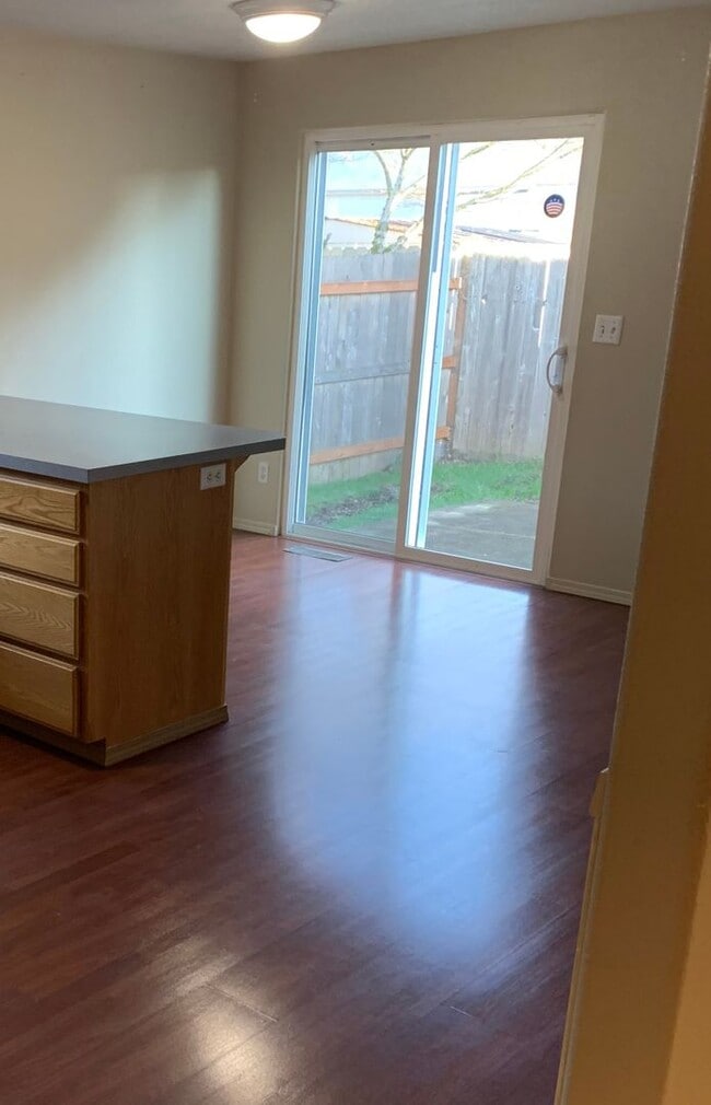 Building Photo - VIDEOTOUR: Amazing Newer South Salem Home! Great Location. PETS WELCOME