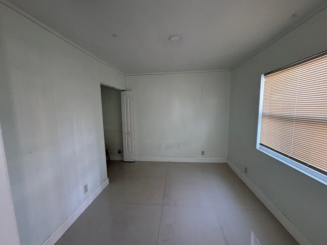 Building Photo - 616 49th St