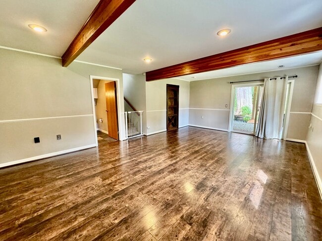Building Photo - Renovated Woodinville home sitting in park like setting.