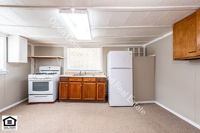 Building Photo - 2 bedroom home now available