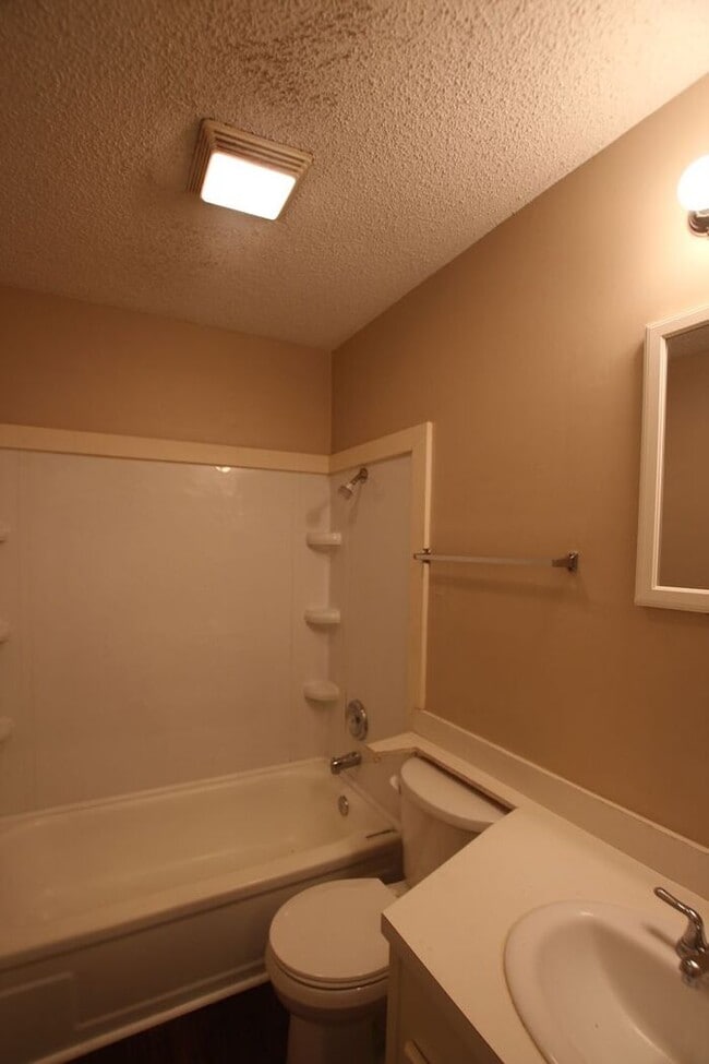 Building Photo - Beautiful 3 Bedroom, 2.5 Bath Townhome in ...