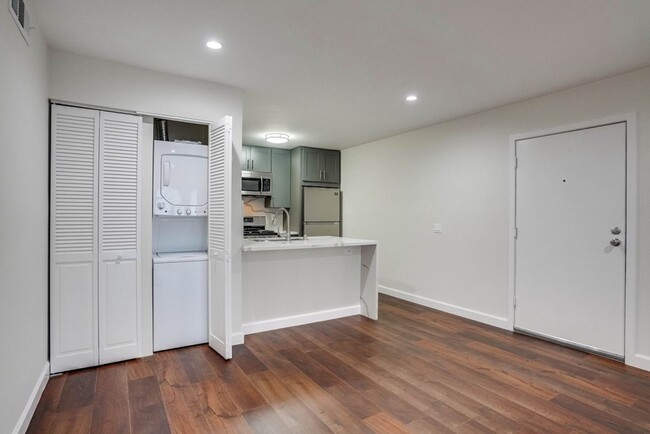 Interior Photo - 4040-4060 S Hoover St (B)