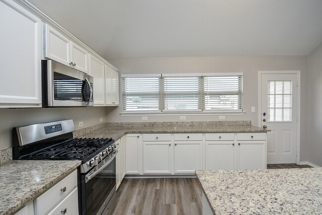 Building Photo - 946 Oak Falls Dr