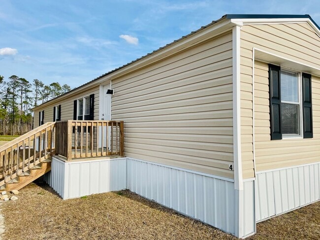 Building Photo - 2bd/2ba Renovated Mobile Home on a Perfect Country Lot Overlooking Farm Fields!