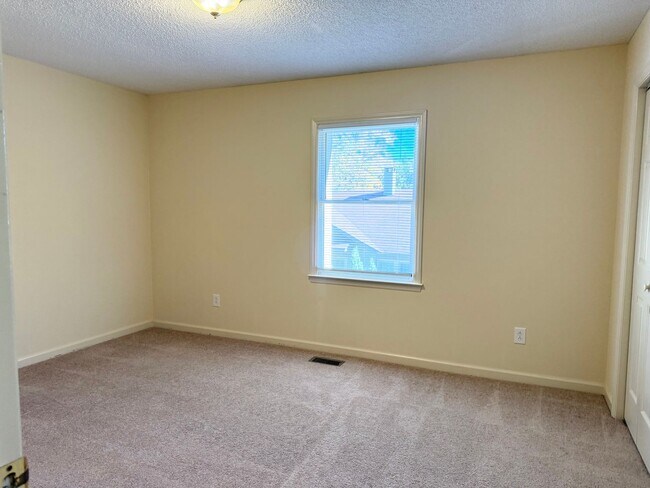 Building Photo - Private 2BD/1.5BA Townhouse in Prime NW Hi...