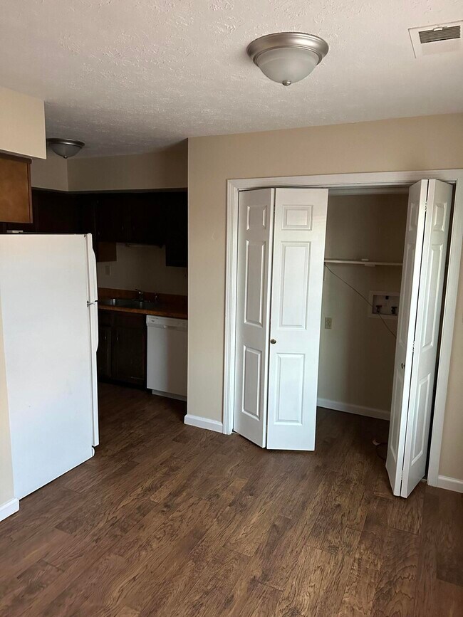 Building Photo - 165 Landings Dr