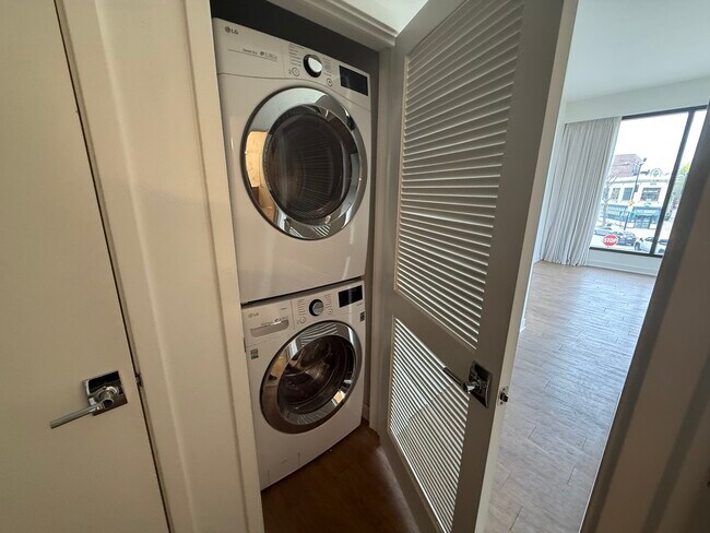 Building Photo - 3462 N Lincoln Ave