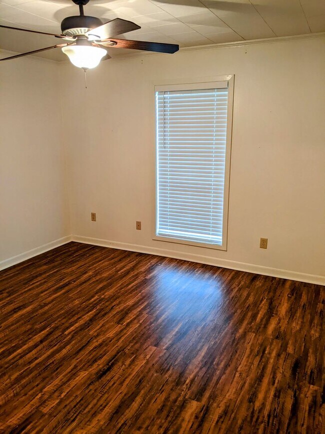 Building Photo - Charming Home Available Now!