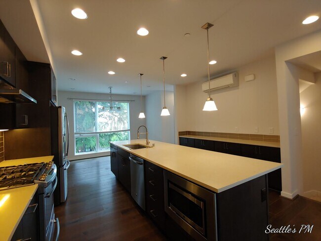Building Photo - Contemporary Home in Bryant for Rent!