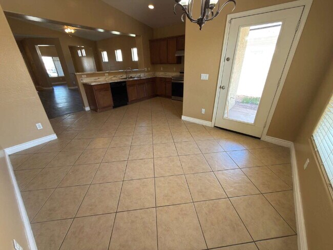 Building Photo - "Charming 3-Bedroom Oasis with 2 Baths and 1,711 Sq Ft of Comfort in Phoenix!"