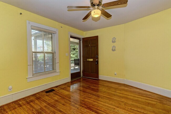 Building Photo - 2Br/2Bth House Walking Distance to Carolin...