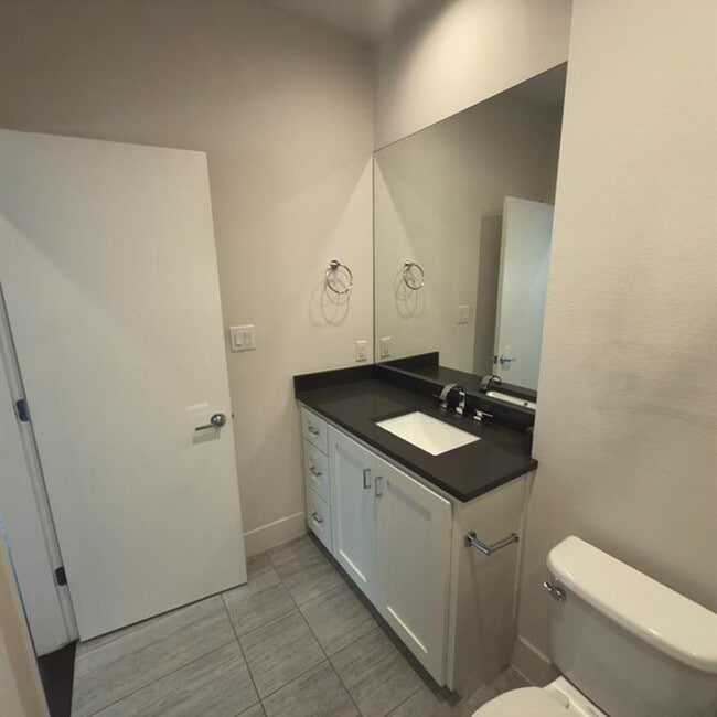 Building Photo - 502 W 51st St