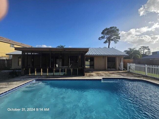 Building Photo - 788 SE River Ct