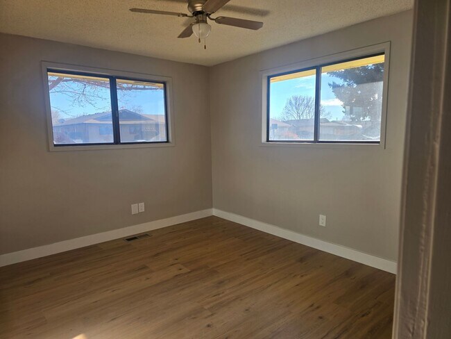 Building Photo - 3 bed / 2 bath