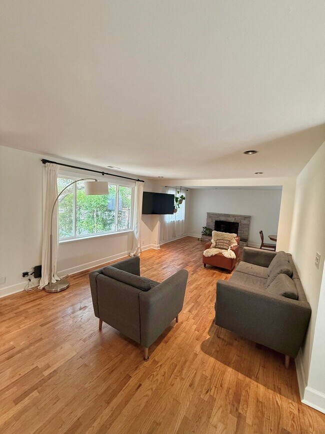 Building Photo - 3 BR West Seattle Home – Cozy and Convenie...