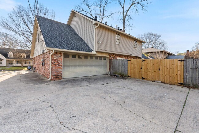 Building Photo - 7 Oak Tree Cir