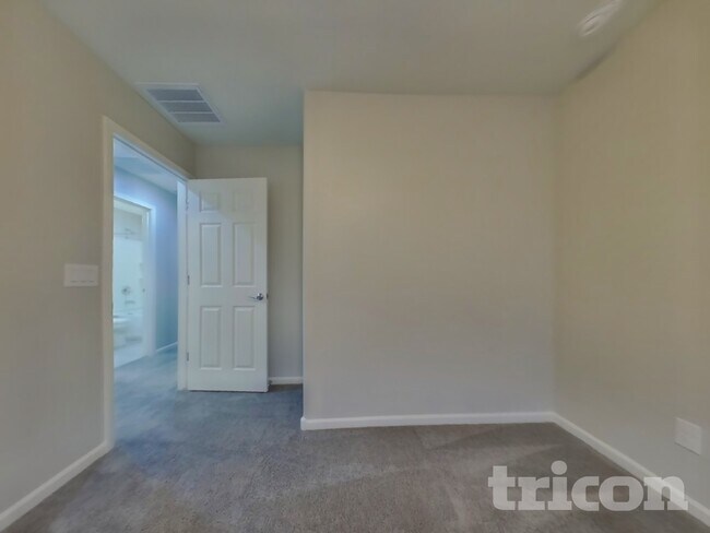 Building Photo - 8632 E Posada Ave