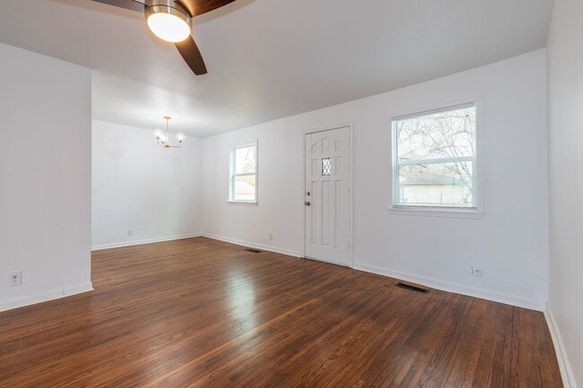 Building Photo - Beautiful 3 bedroom 1 bath, Available in April!