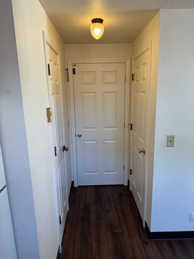 Building Photo - 2 Bedroom Duplex in Springfield