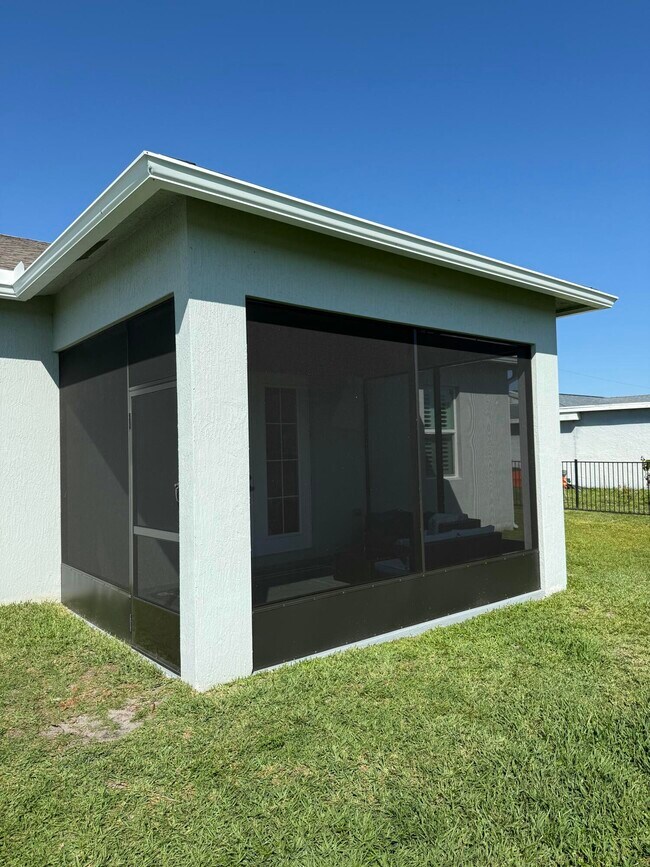 Building Photo - 2161 SE Sunflower St